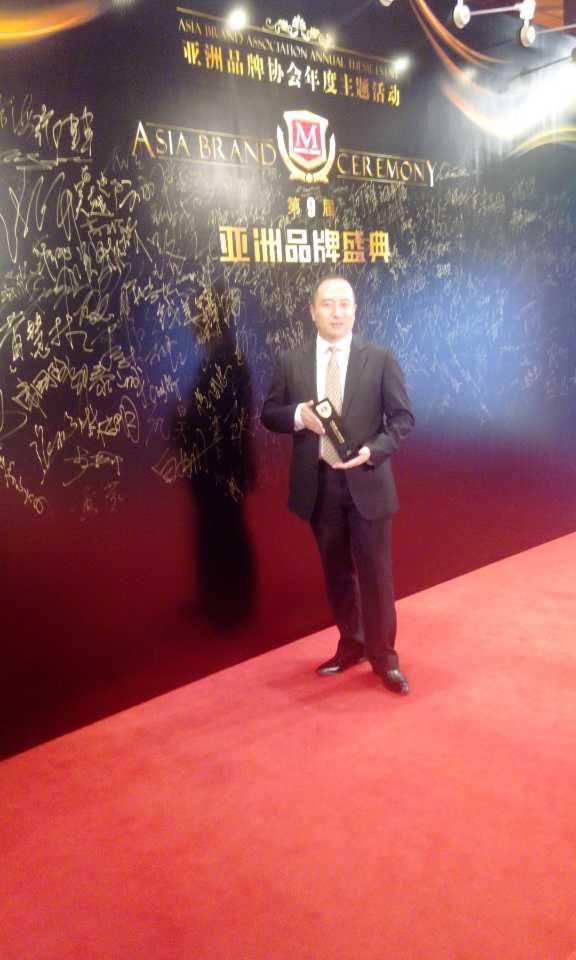 21总裁杨威先生在香港参加第九届亚洲品牌颁奖典礼.jpg