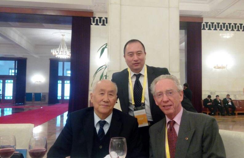 8 总裁杨威与中国投资协会副会长周培年先生在北京人民大会堂.jpg