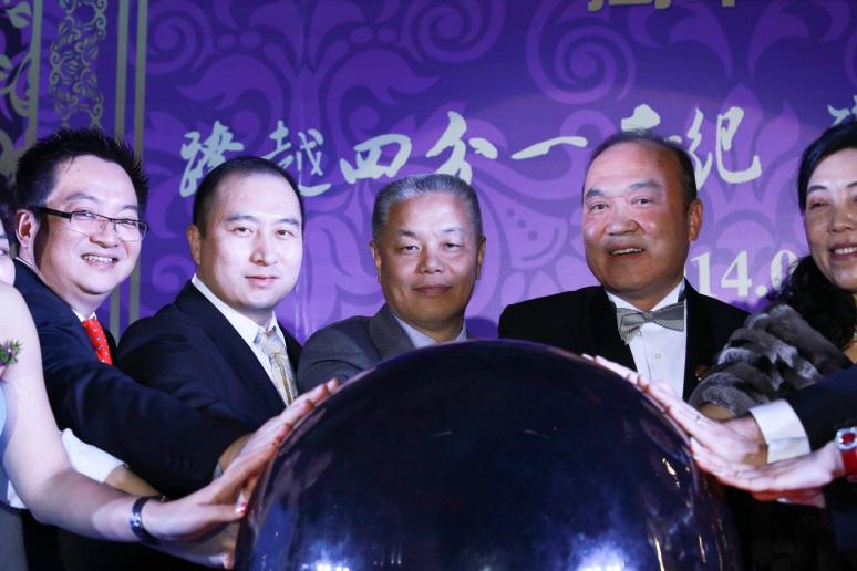 9 总裁杨威先生参加香港美亚置业集团25周年庆典.jpg