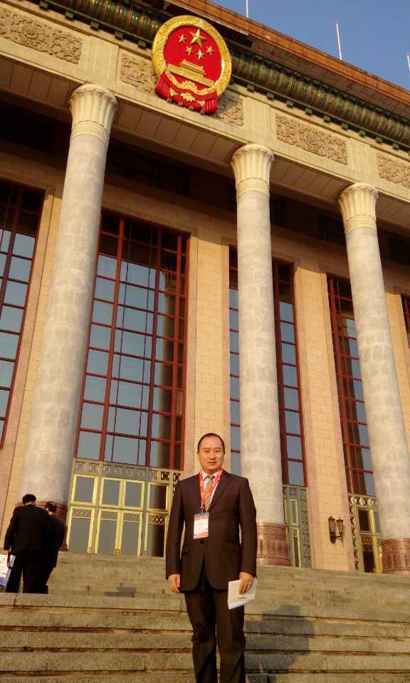 15 总裁杨威在人民大会堂参加中国经济发展年会.jpg