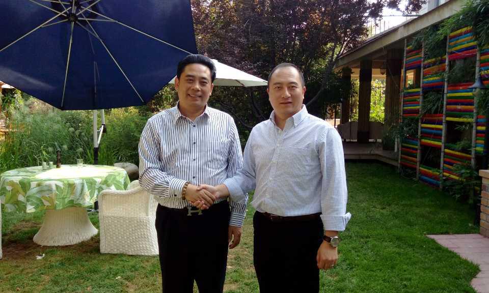 20 总裁杨威参加著名社会活动家，国际慈善家，企业管理专家卢俊卿先生家宴， 共同论道《幸福企业》和《幸福城市》。.jpg